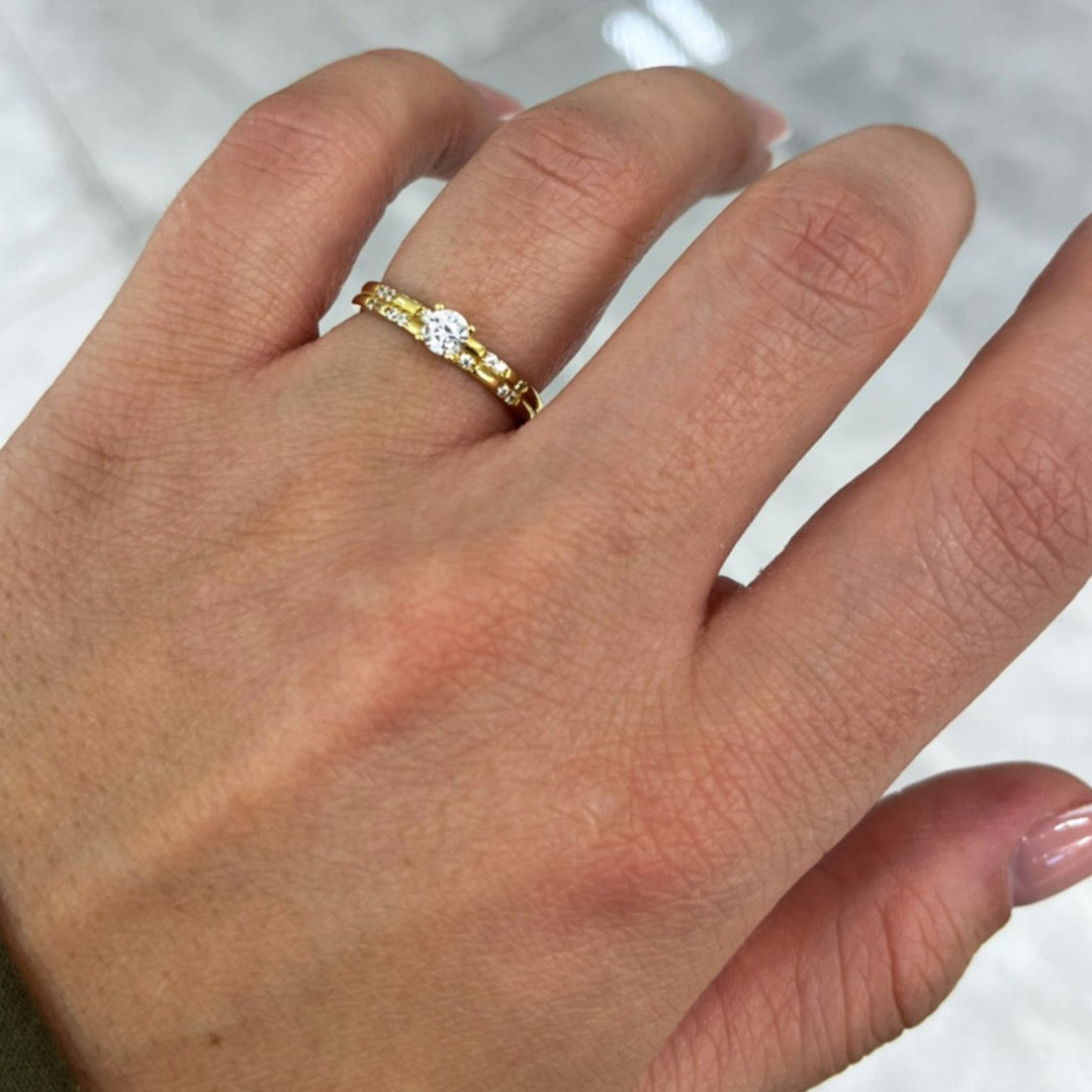 Solitärgoldring mit Seitensteinchen
