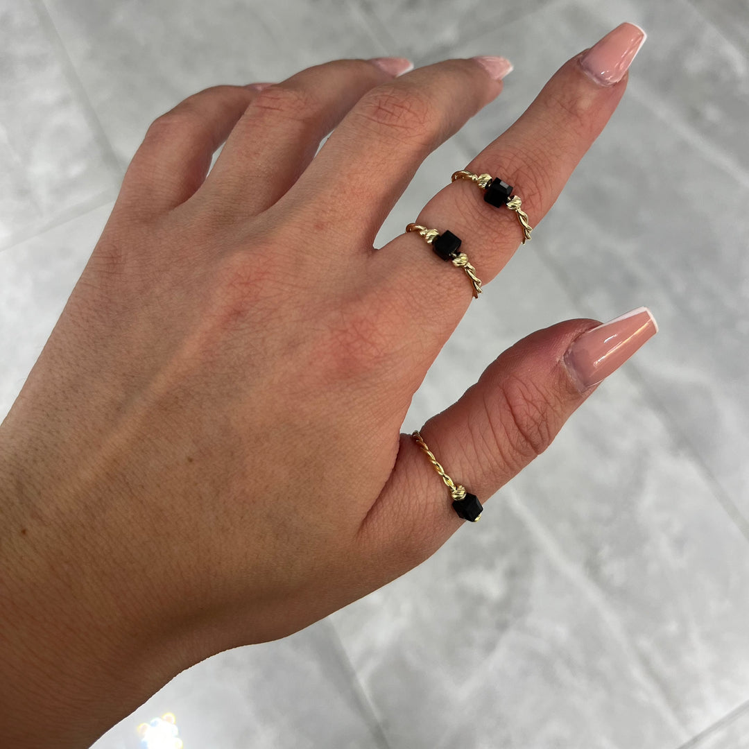 Goldring mit schwarzem Stein
