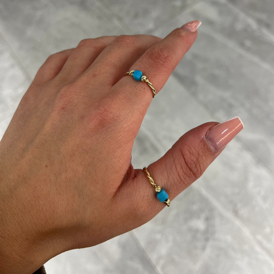 Goldring mit blauem Stein