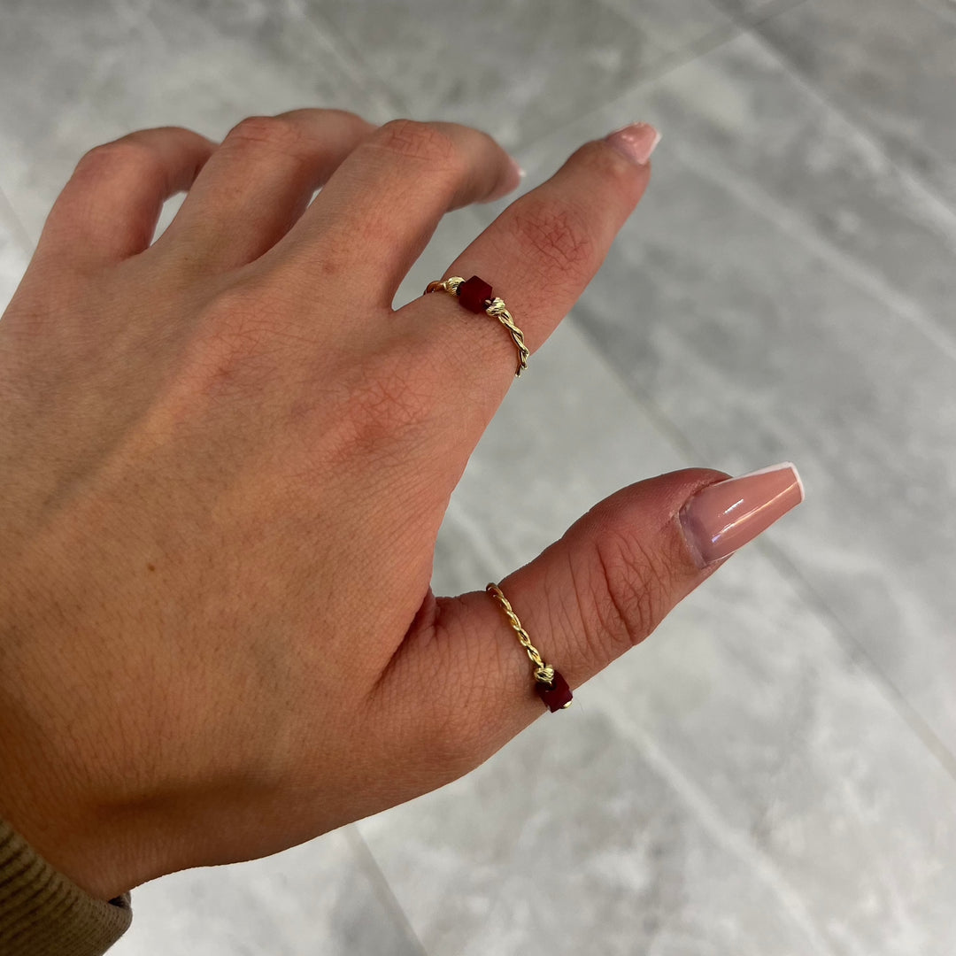 Goldring mit rotem Stein