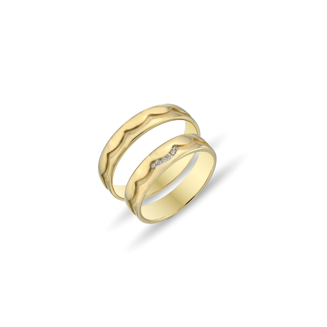 GOLDENE TRAURINGE MIT WELLENMUSTER UND STEINEN