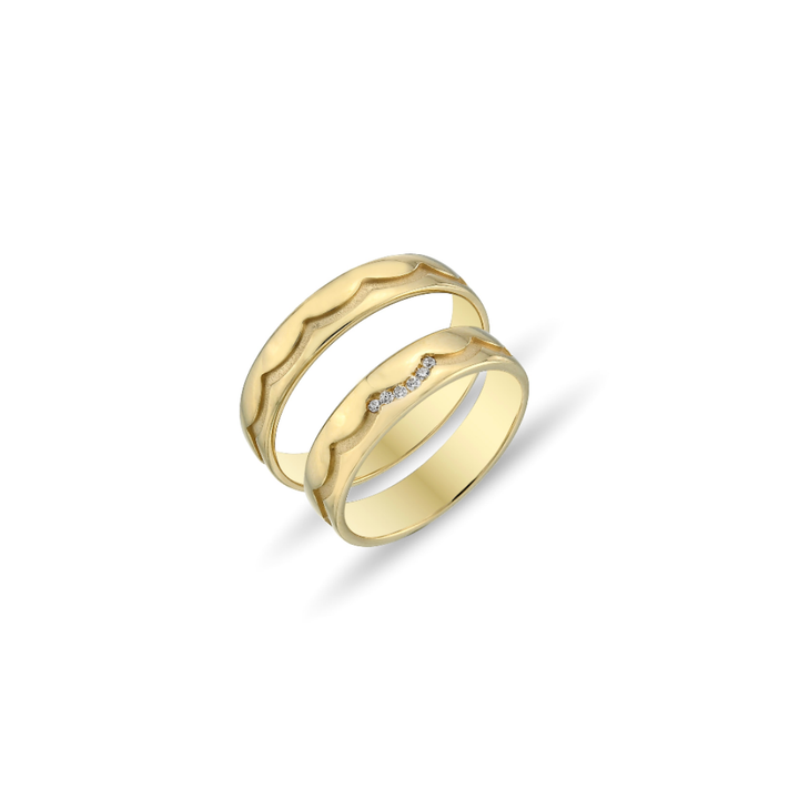 GOLDENE TRAURINGE MIT WELLENMUSTER UND STEINEN