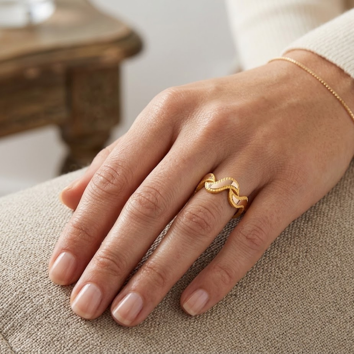 GOLDRING IM KETTENDESIGN