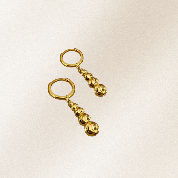 Hängende Goldohrringe