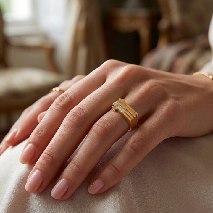 GOLDRING MIT LINIENDETAILS UND STEINBESATZ