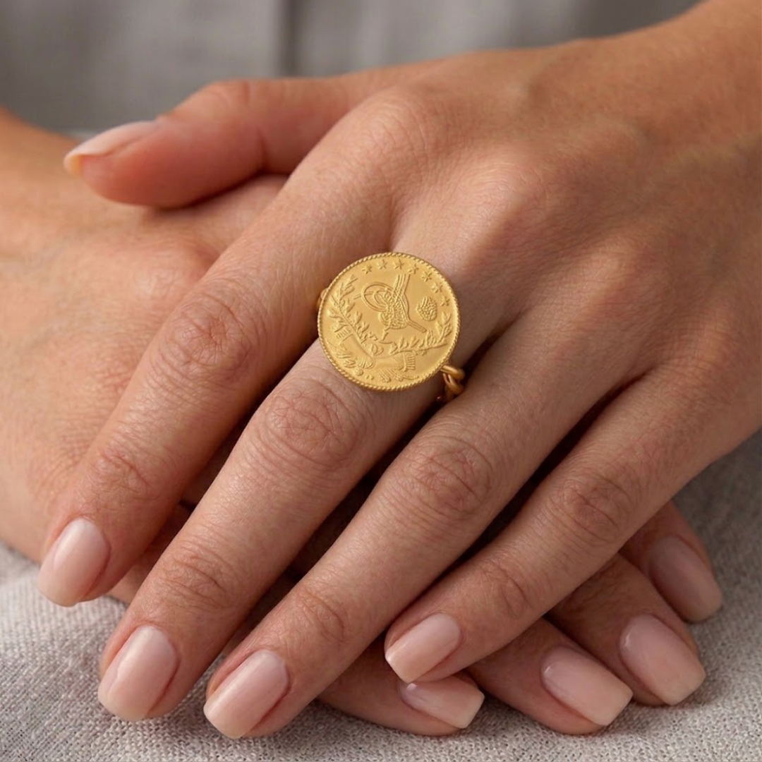 GOLDRING MIT REŞAT-MÜNZE IM KORDEL (BURMA)-DESIGN