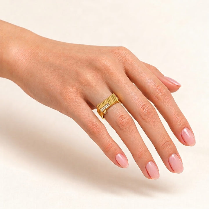 GOLD RING WITH LINE DETAILS AND STONE SETTING