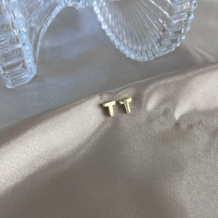 T Goldbuchstabenohrringe