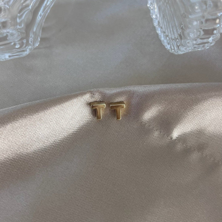 T Goldbuchstabenohrringe