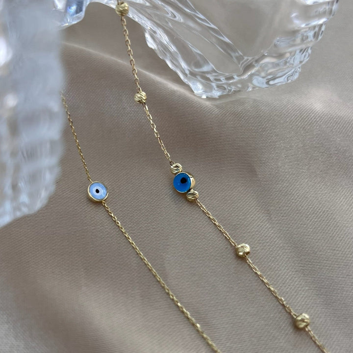 Goldarmband mit blauem Auge