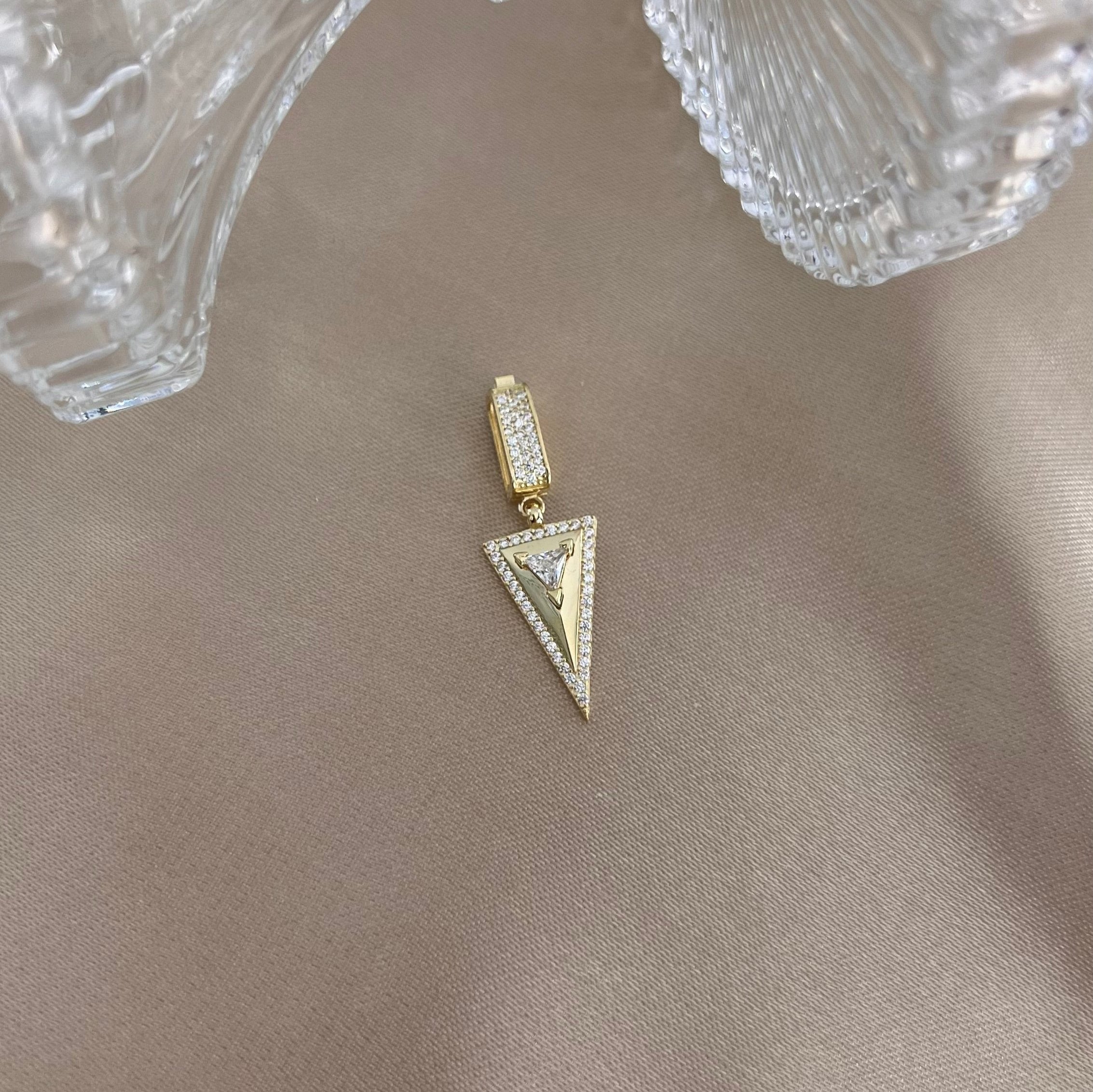 Dreieckiges Goldcharm