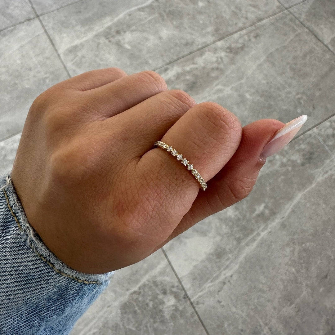 Filigraner Ring mit Zirkonia Steinchen