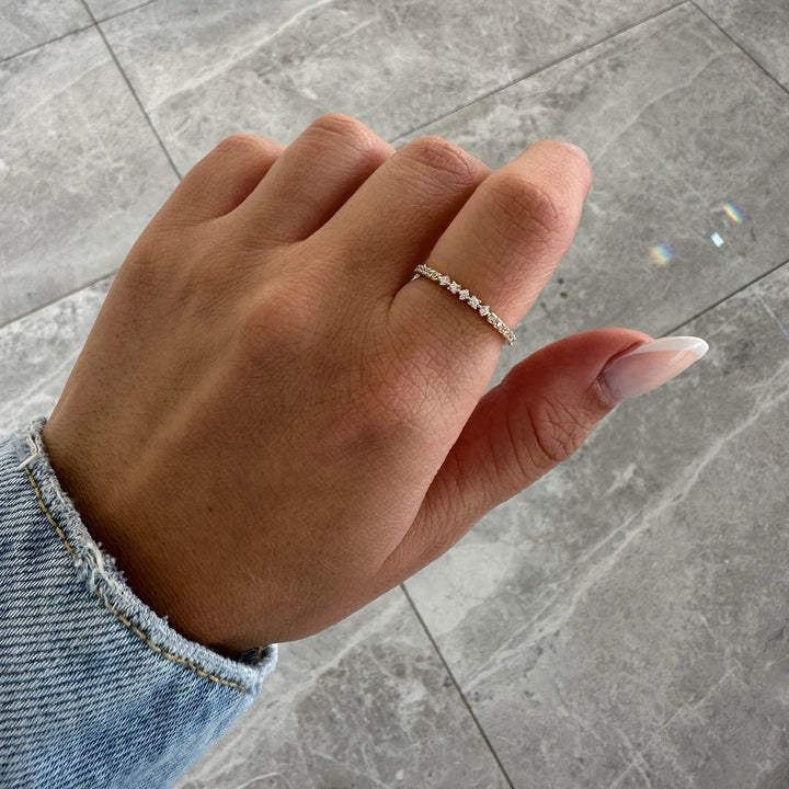 Filigraner Ring mit Zirkonia Steinchen