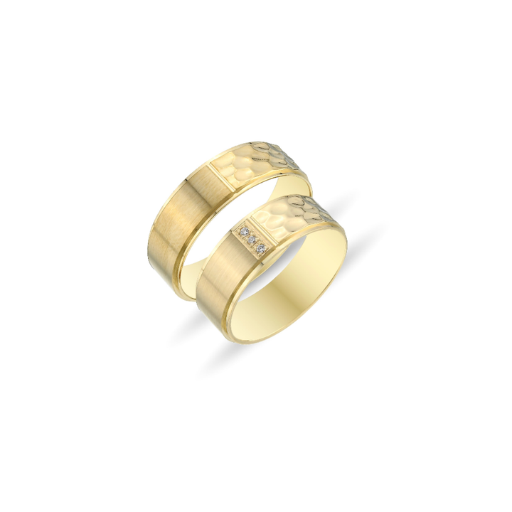 MATTE GOLDENE TRAURINGE MIT FISCHSCHUPPENMUSTER UND 3 STEINEN