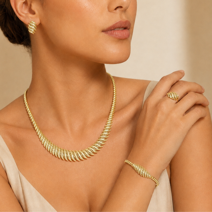 VIERTEILIGES GOLDSET MIT BLATTMOTIV