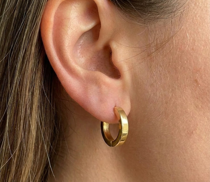 Schlichte Goldohrringe
